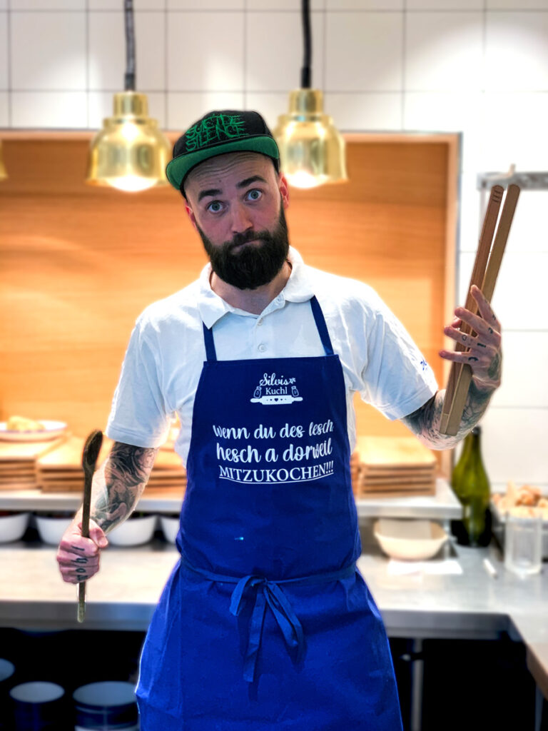 Blaue Südtiroler Kochschürze